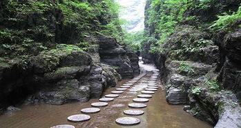 周边精品线路 百里峡 龙门天关 东湖港 高空誓言玻璃栈道 漂流3日游 行程景点全包含,甄选野三坡特色景点